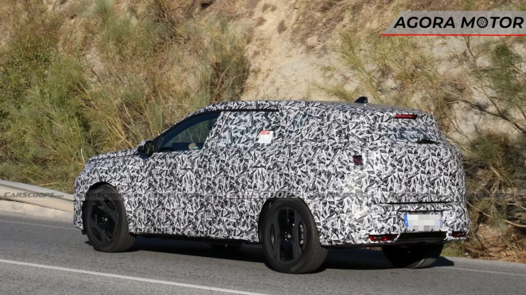 Lateral do Peugeot e-5008.