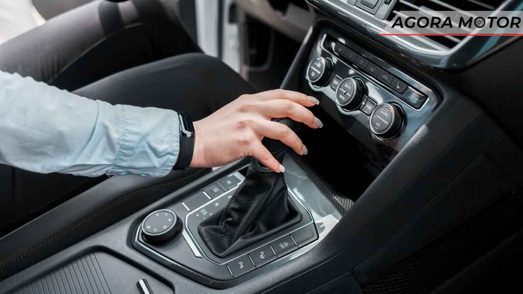 Por que reduzir a marcha no câmbio ao frear é desnecessário?