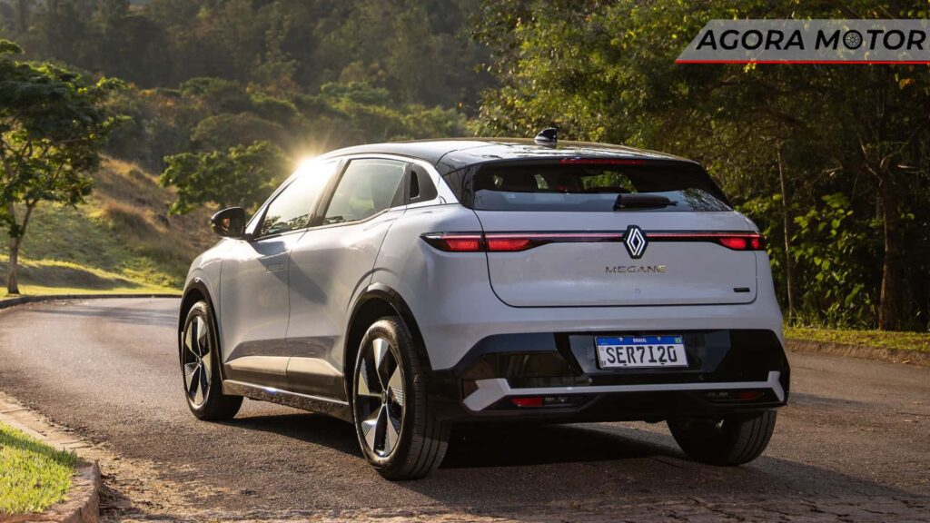 Traseira do Renault Megane E-Tech.