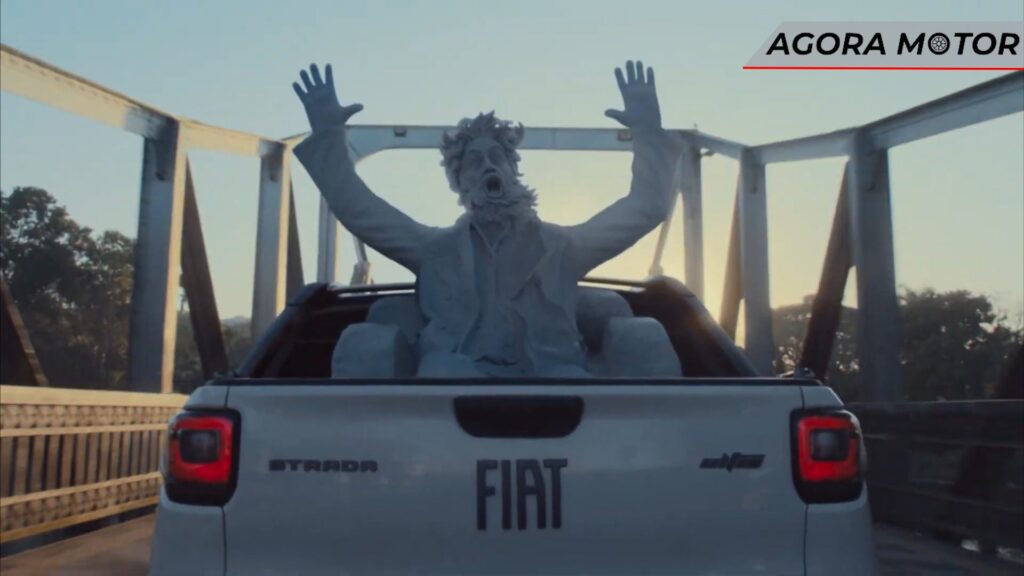 Fiat Strada Turbo surpreende estátua.