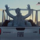 Fiat Strada Turbo surpreende estátua.