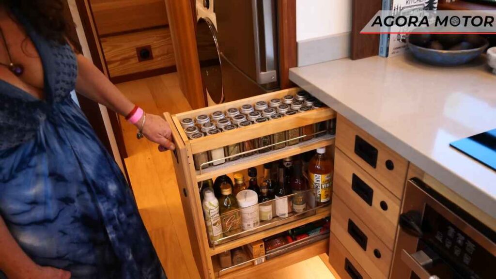 A incrível cozinha equipada do ônibus de Donna!