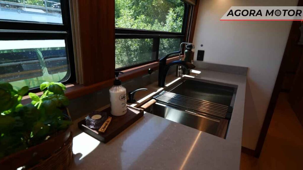 A incrível cozinha equipada do ônibus de Donna!