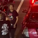 Mulher parte pra cima de motoqueiro armado, que quebrou seu carro.