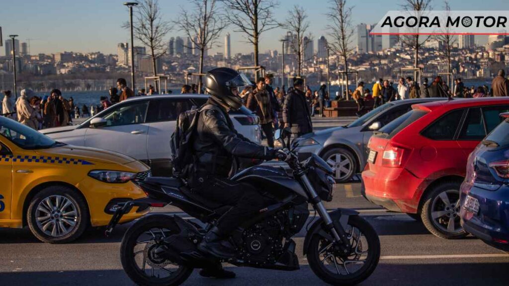 Atenção redobrada: o perigo do meio da pista para motociclistas!