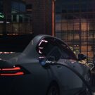 Carro da BMW carregando.