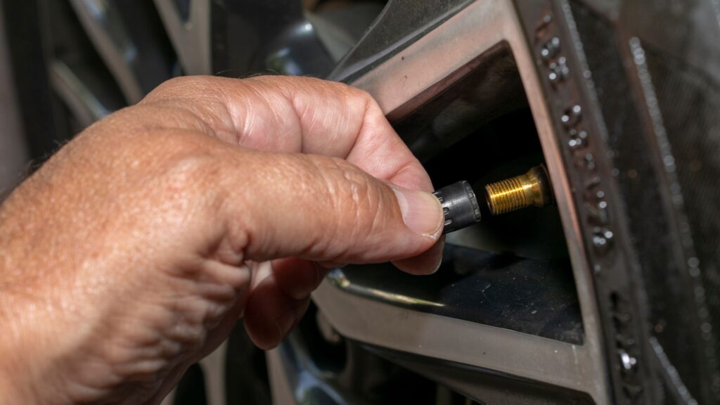 Calibrar pneu com hidrogênio.