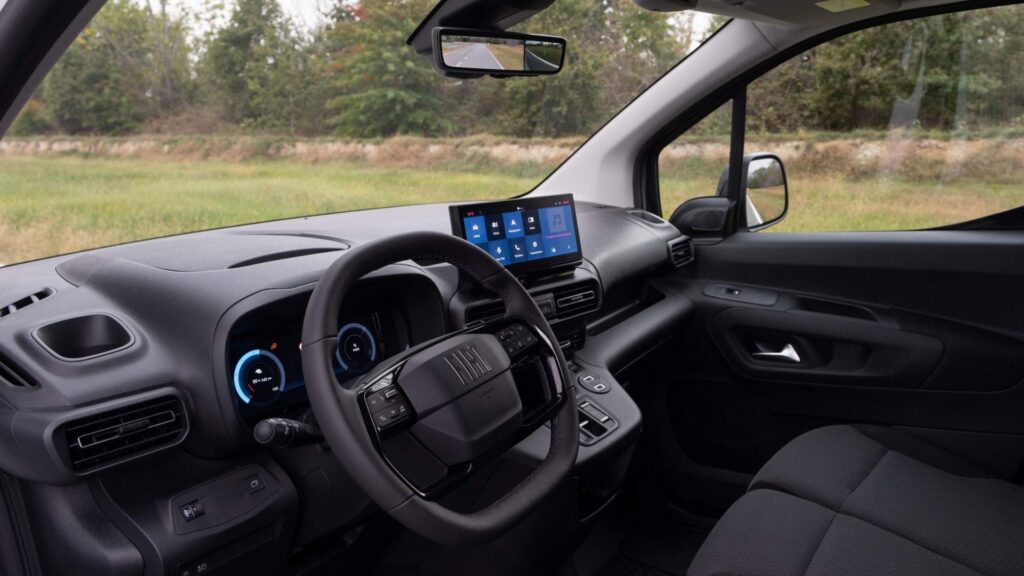 Painel moderno do Fiat Doblò 100% elétrico.