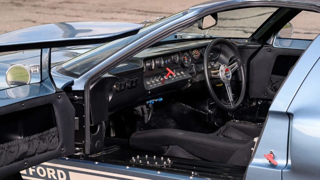 Interior do Ford GT40.