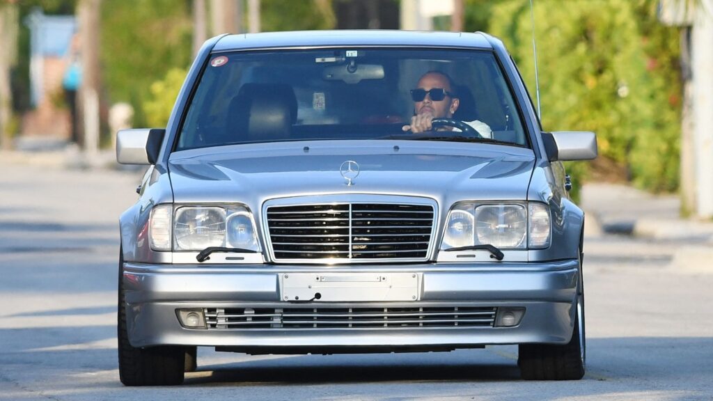 Lewis Hamilton andando no Mercedes E500.