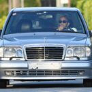 Lewis Hamilton andando no Mercedes E500.