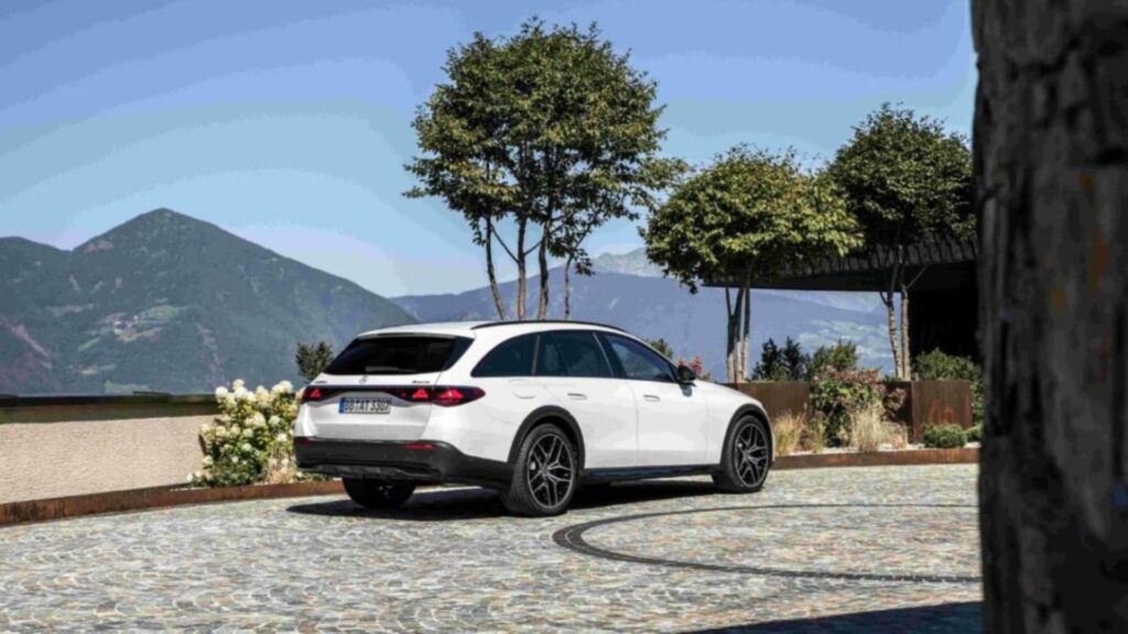 Traseira da Mercedes-Benz Classe E All-Terrain.