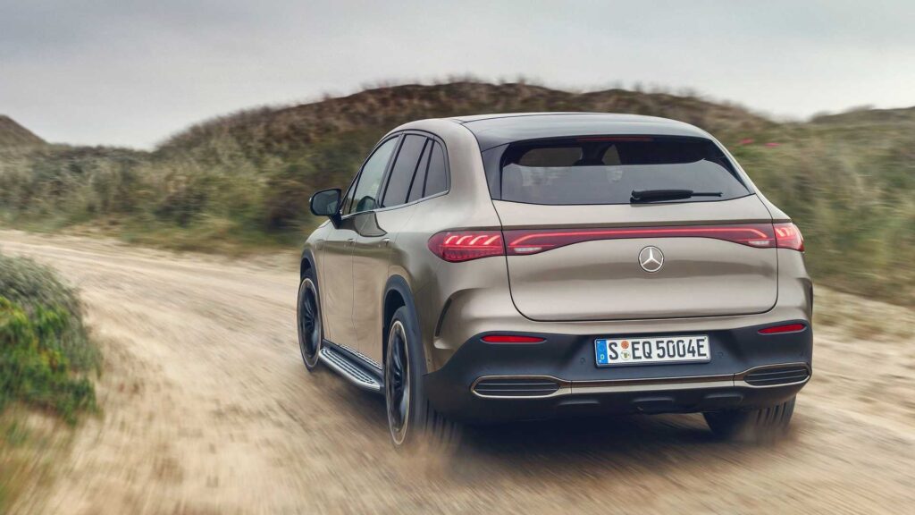 Traseira da Mercedes EQE SUV.