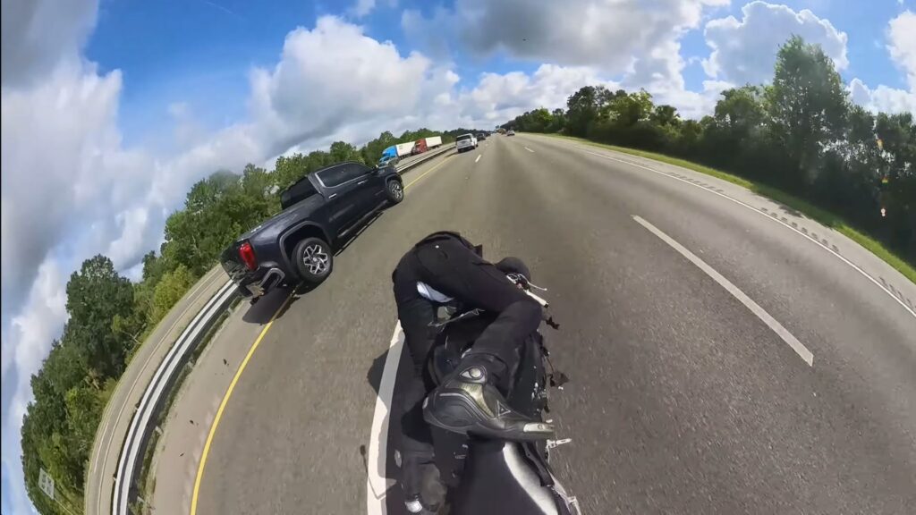 Motociclista sobrevive em acidente chocante.