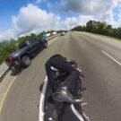 Motociclista sobrevive em acidente chocante.