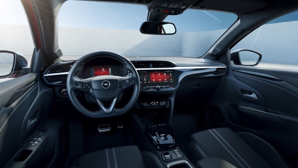 Interior do Opel Corsa.