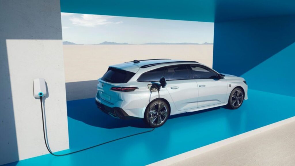Peugeot E-308 SW.
