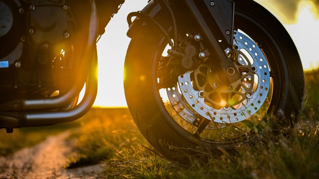 Cuidado ao usar pretinho no pneu da moto.