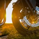 Cuidado ao usar pretinho no pneu da moto.