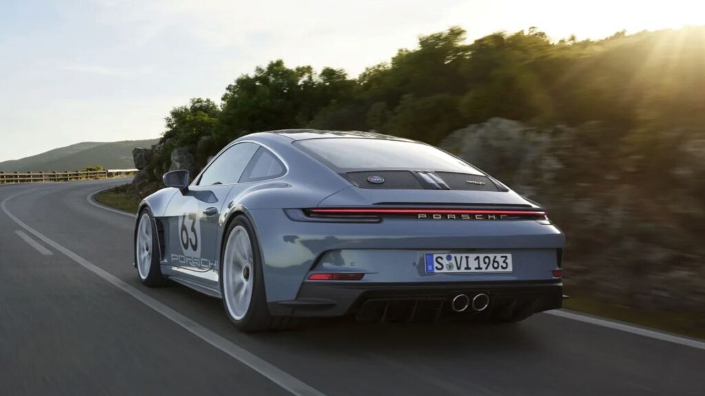 Traseira de um Porsche.