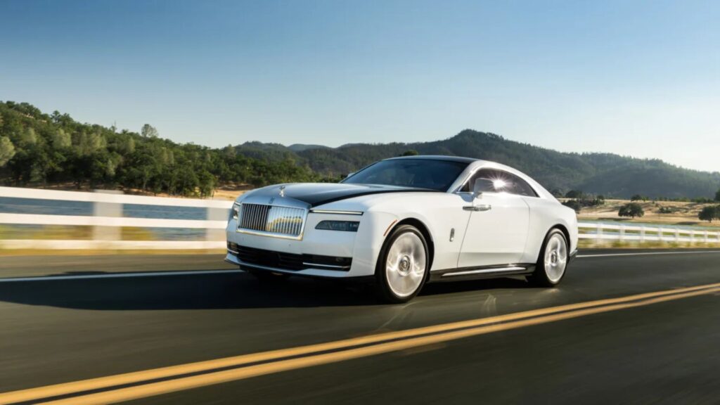 Rolls-Royce Spectre na estrada.