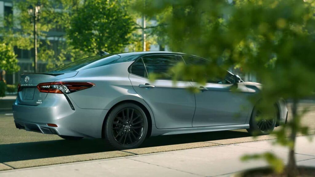Lateral do Toyota Camry.