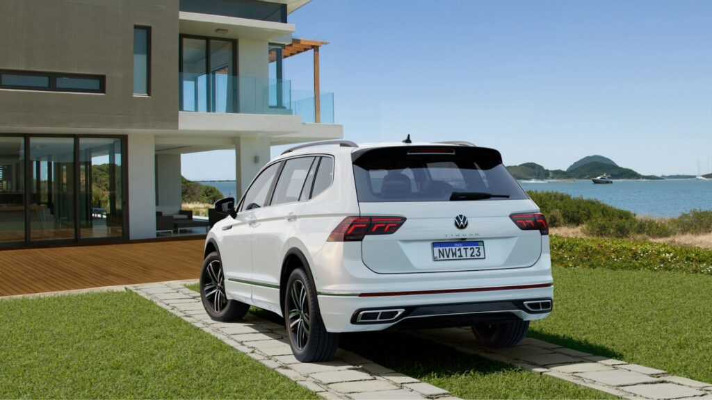 Novo VW Tiguan visto de trás.