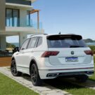 Novo VW Tiguan visto de trás.