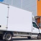 Caminhão com Baú para Mudança e Fretes