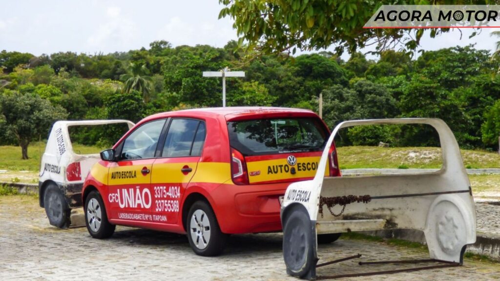 Um carro da auto escola.