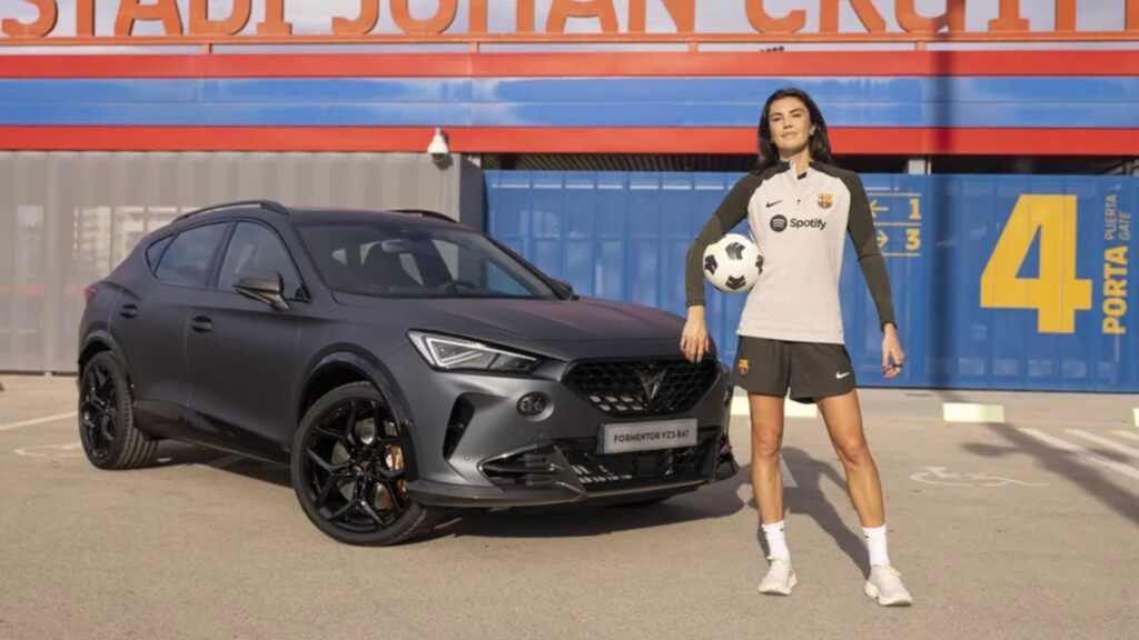 Cupra e time feminino do Barcelona..