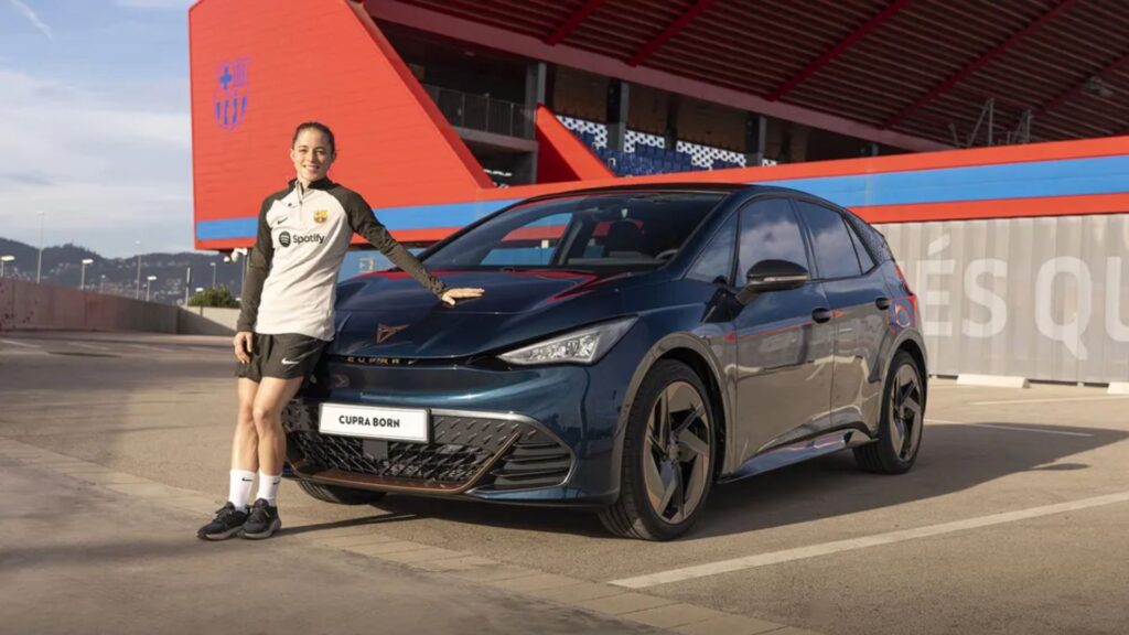 Cupra e time feminino do Barcelona.