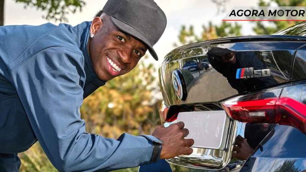 Jogador Carro Quilometragem Preço Preço 0 km Vini Jr. BMW i4 xDrive M50 12.760 km 82.000 euros 95.600 euros Éder Militão BMW i4 xDrive M50 9.248 km 80.300 euros 95.600 euros Benzema BMW i4 xDrive M50 2.056 km 82.000 euros 95.600 euros Alaba BMW i4 xDrive M50 15.198 km 80.100 euros 95.600 euros Ceballos BMW i4 xDrive M50 9.045 km 80.300 euros 95.600 euros Vallejo BMW i4 xDrive M50 8.212 km 78.700 euros 95.600 euros Tchouameni BMW i4 xDrive M50 13.315 km 78.700 euros 93.700 euros Mendy BMW i4 xDrive M50 15.028 km 80.600 euros 96.000 euros Asensio BMW i4 xDrive M50 13.900 km 80.600 euros 96.000 euros Courtois BMW i4 xDrive M50 19.400 km 81.900 euros 96.000 euros Carvajal BMW iX xDrive50 14.397 km 104.700 euros 131.750 euros Kroos BMW iX xDrive50 17.388 km 106.000 euros 131.750 euros Odriozola BMW iX xDrive40 11.393 km 78.700 euros 110.700 euros Valverde BMW iX xDrive50 8.242 km 104.500 euros 131.750 euros Modric BMW iX xDrive50 9.284 km 105.900 euros 131.750 euros Hazard BMW iX xDrive50 12.310 km 101.900 euros 131.750 euros Mariano BMW iX xDrive50 29.234 km 98.000 euros 131.750 euros Camavinga BMW i4 xDrive M50 43.460 km 73.800 euros 93.900 euros Rudiger BMW iX xDrive50 10.834 km 105.900 euros 135.100 euros Nacho BMW iX xDrive50 13.644 km 102.000 euros 131.750 euros Lunin BMW iX xDrive50 12.585 km 102.700 euros 131.750 euros Rodrygo BMW iX xDrive50 15.443 km 104.800 euros 133.600 euros