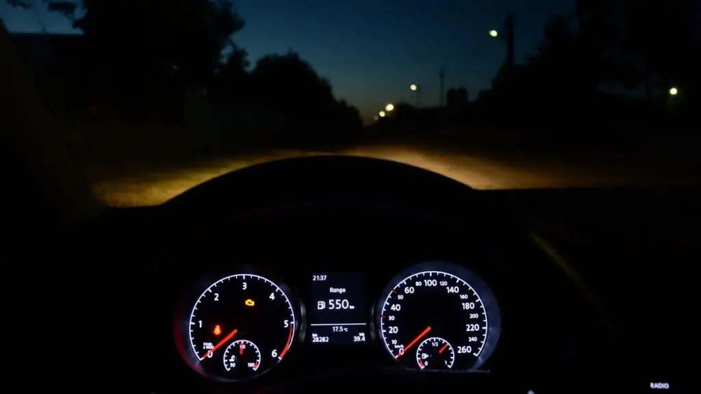 É melhor dirigir a noite ou de dia?