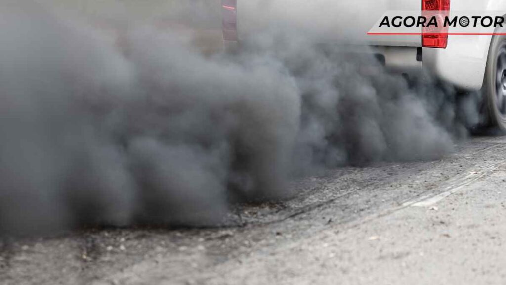 Fumaça preta saindo pelo escapamento: o que é e como reduzir?