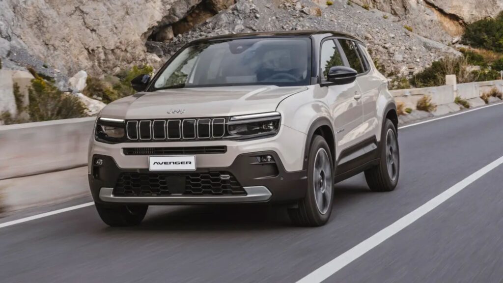 Jeep Avenger com motor a combustão.
