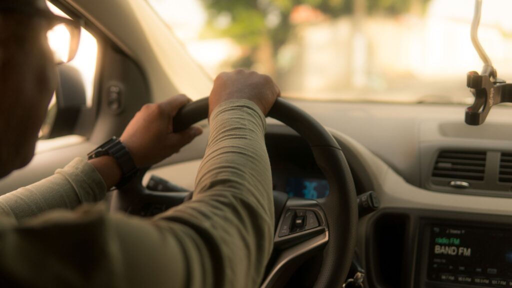 Empresas de App de transporte querem incluir encargos previdenciários nas tarifas cobradas aos clientes.