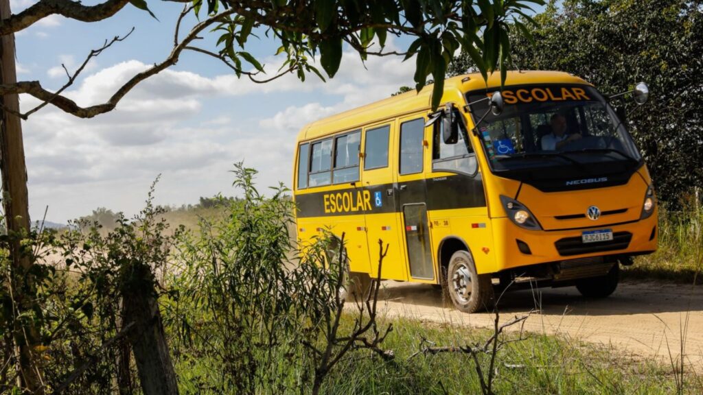 Volkswagen se destaca fornecendo 5.600 ônibus escolares para Programa Governamental.