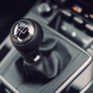 Ladrões se dão mal por roubar Porsche e não saber pilotar carro manual!