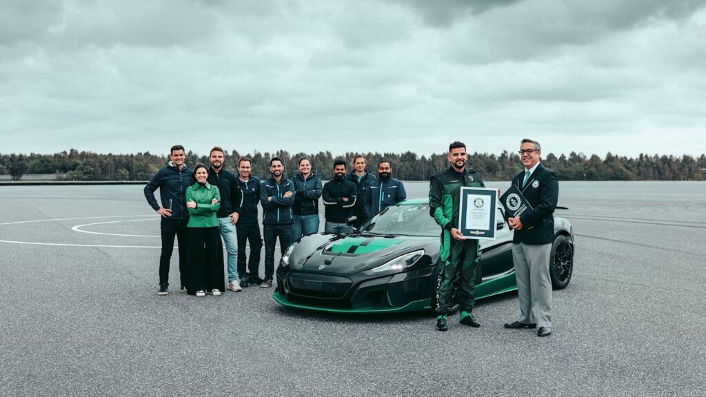 Equipe da Rimac recebendo o certificado do recorde. Foto: Rimac
