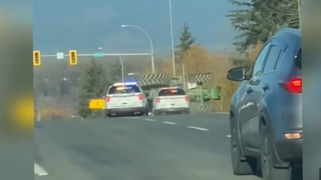 Policia faz manobra PIT em trator.