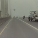 Canadense escapa por um triz de ser atropelado em meio a neblina.