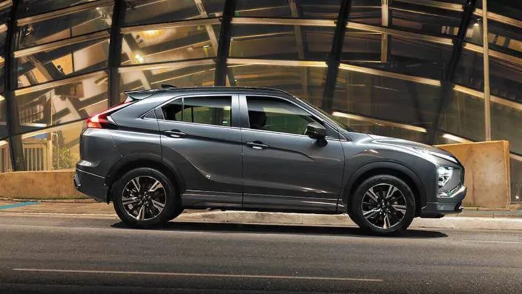 Eclipse Cross Lateral.
