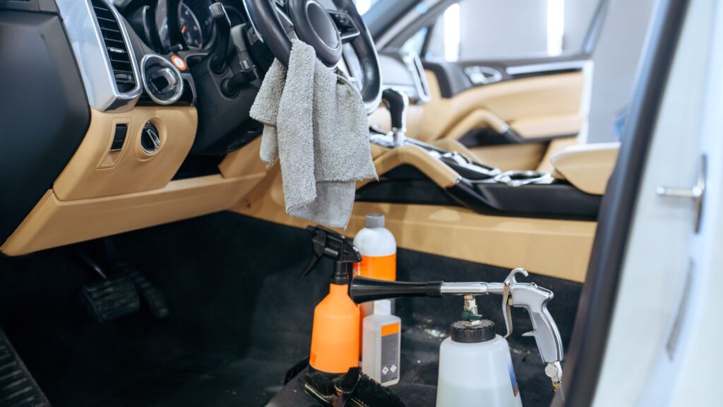 3 erros ao limpar o interior do carro.