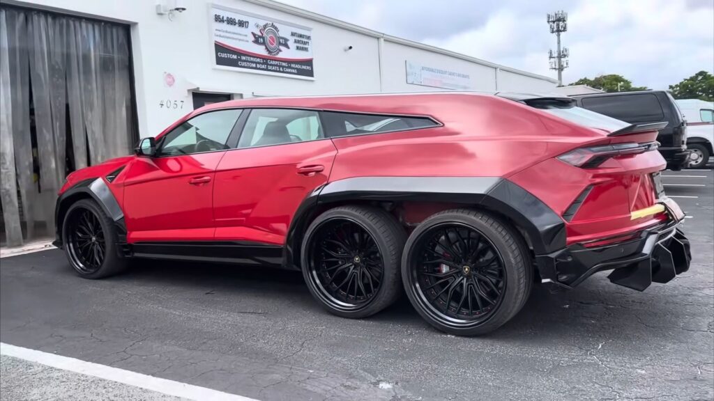 Lamborghini Urus 6x6.