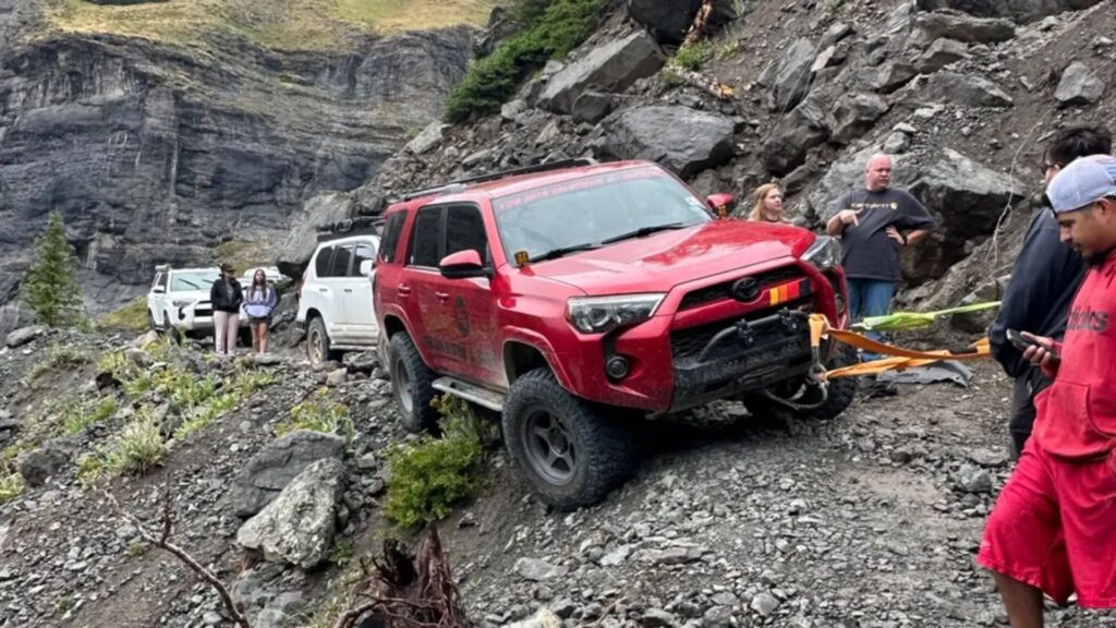 Carros 4x4 ficam presos em montanha.