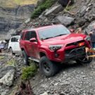 Carros 4x4 ficam presos em montanha.