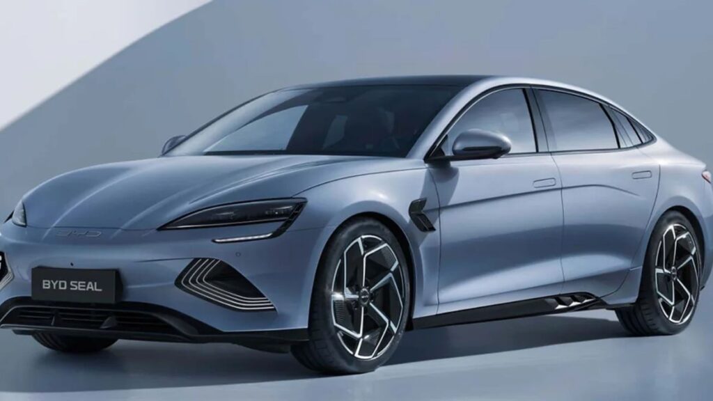Montadoras aguardam definição de números para estabelecer preços de carros elétricos em 2024.