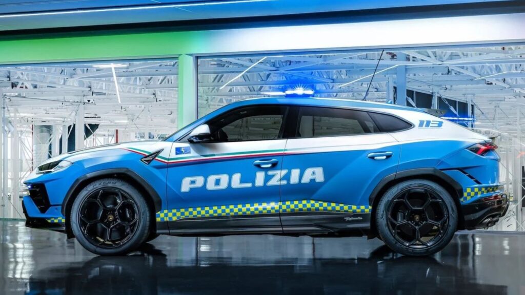 Lamborghini Urus vira viatura da polícia na Itália!