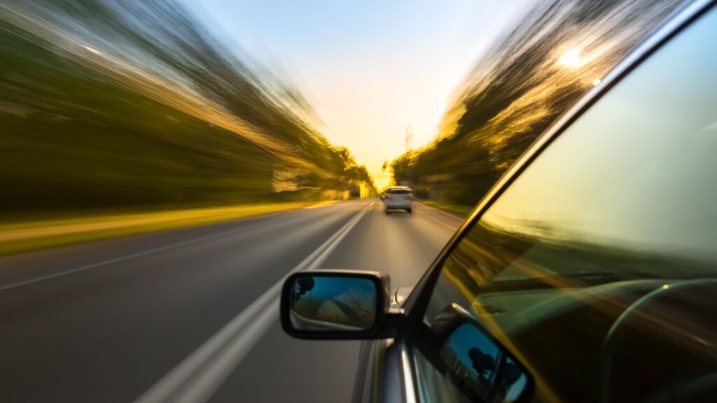 Existe velocidade mínima para andar na estrada?